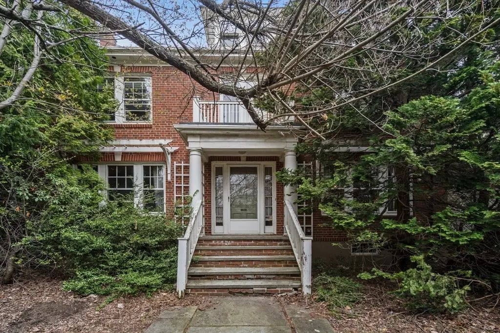 10 Stoneleigh Cir, Watertown