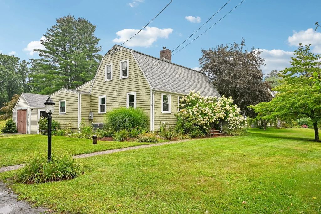 312 Red Acre Rd, Stow