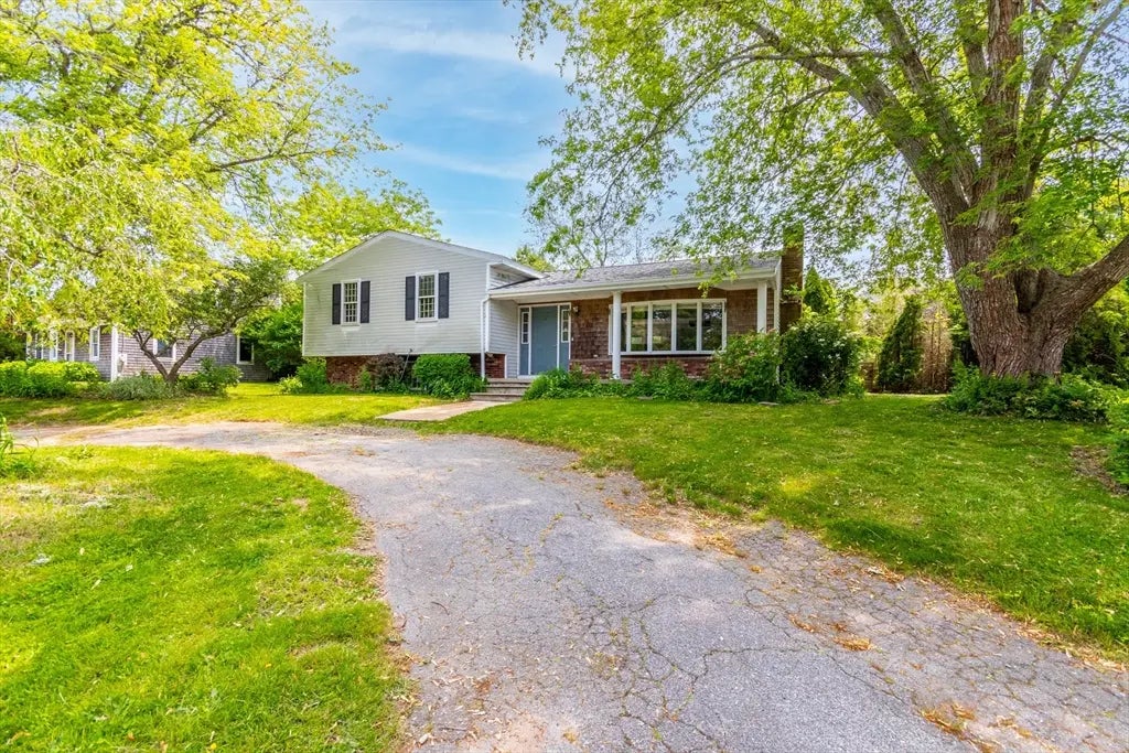 49 Broken Bow Ln, Falmouth