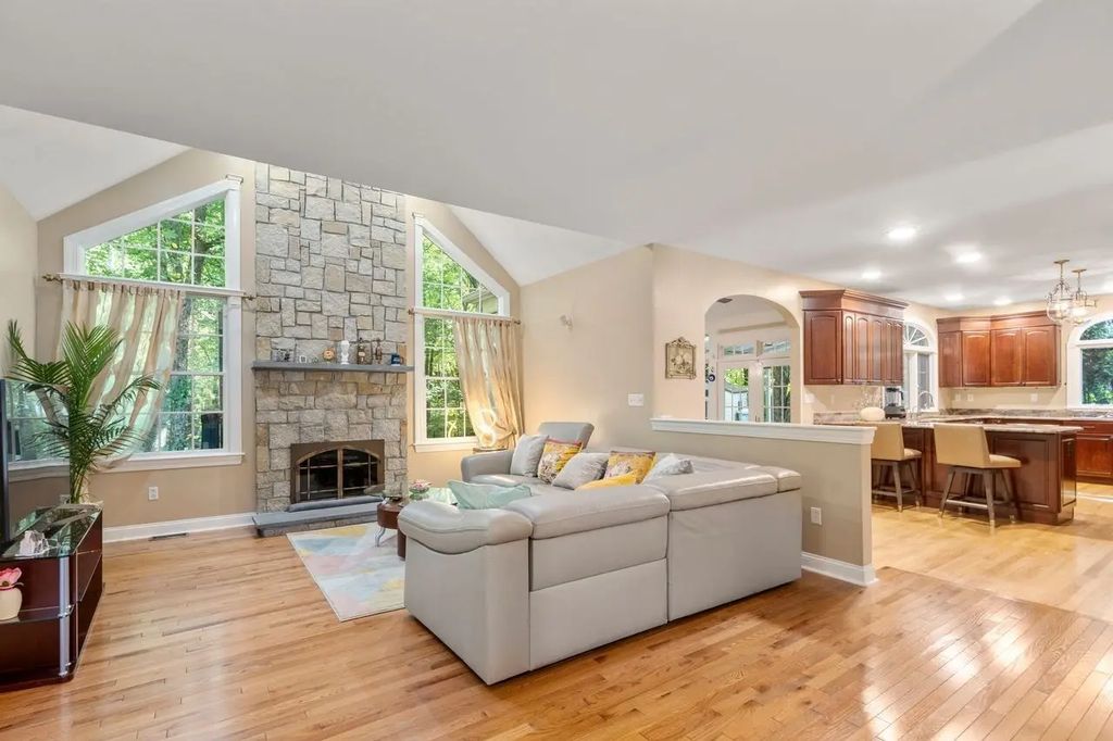 20 Fern Brook Cir, Canton