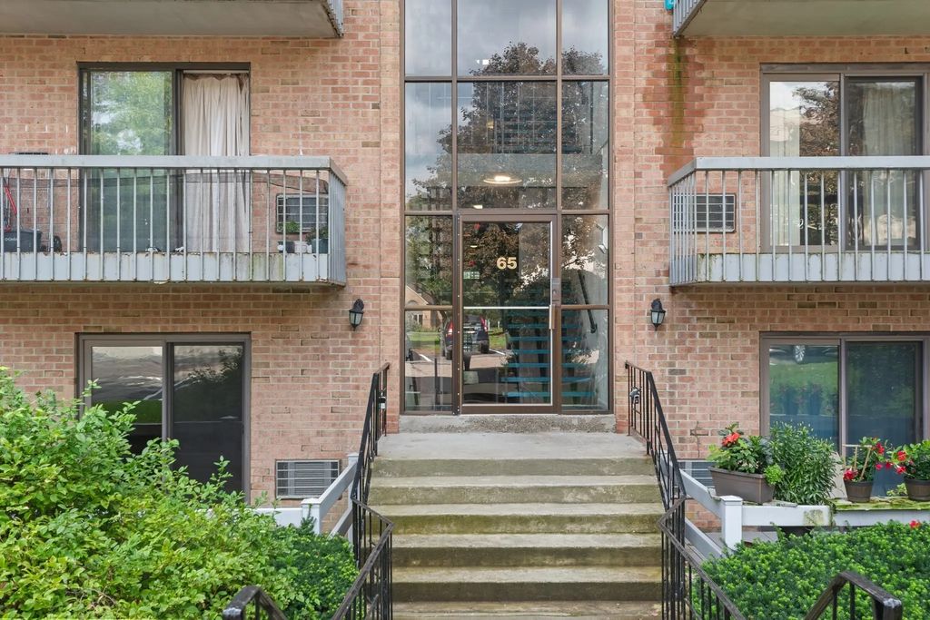 65 Commons Dr #306, Shrewsbury
