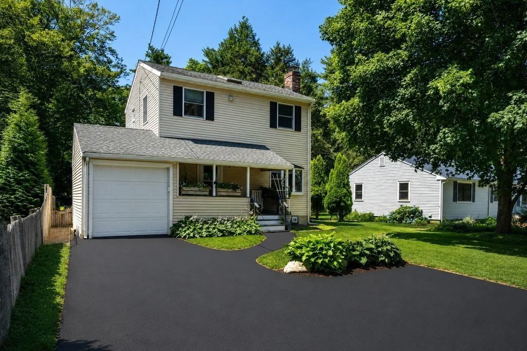 18 Lodge Road, Wayland
