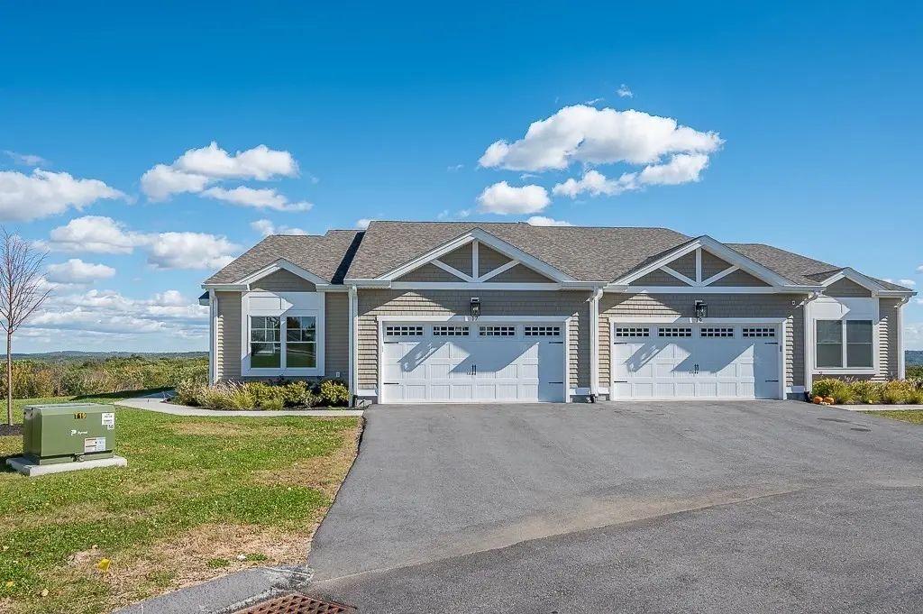 17 Pinnacle Place #108, Millbury