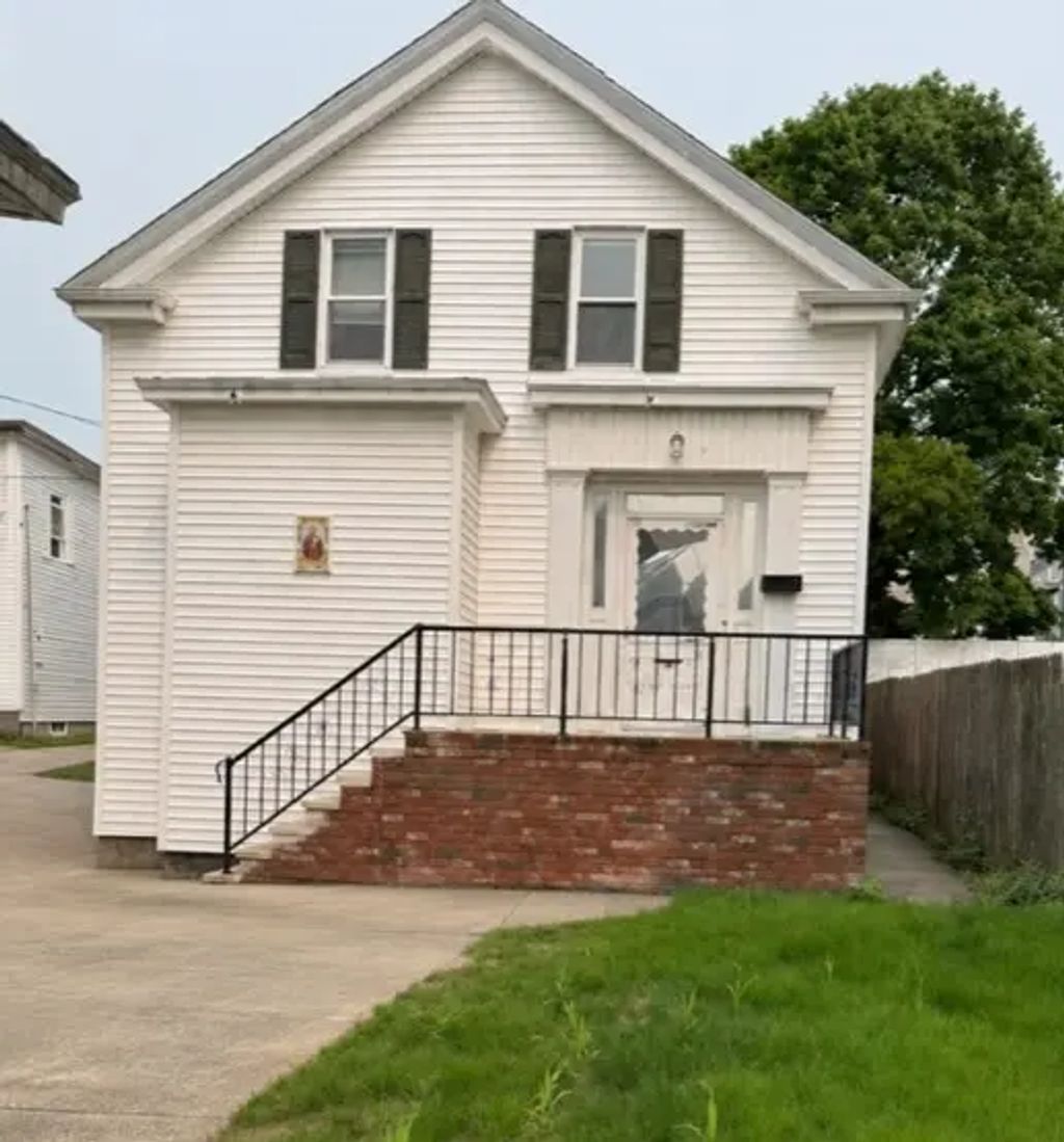58 Forest St, Fall River