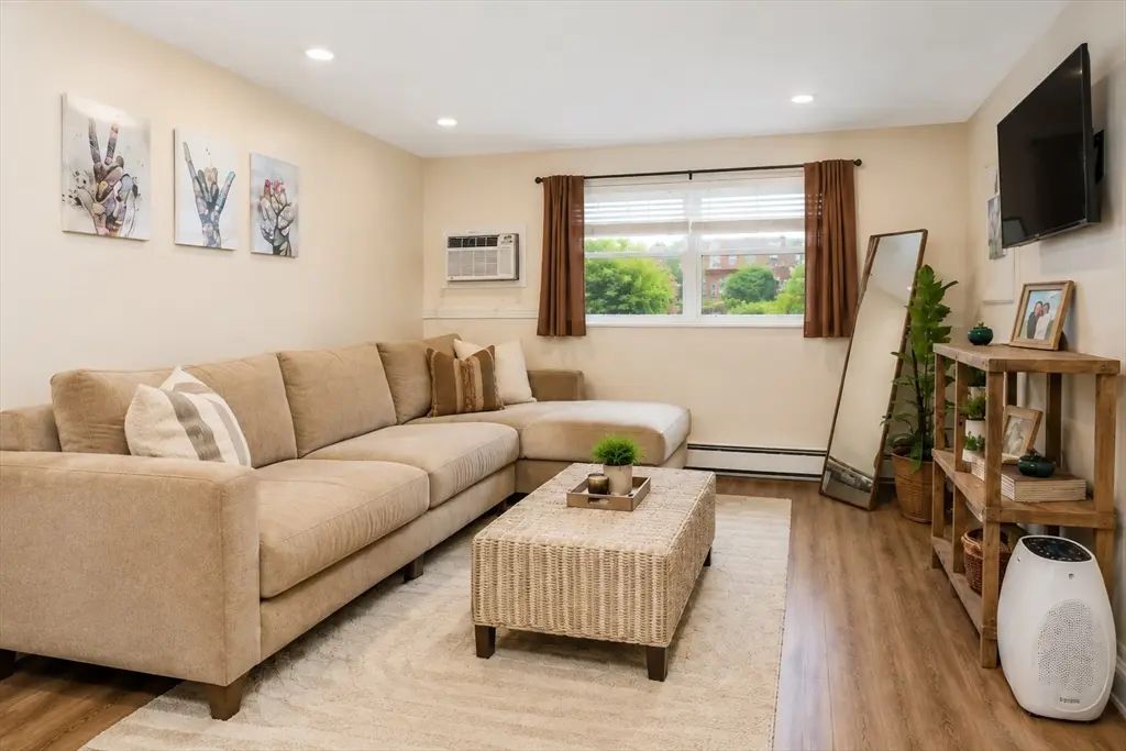 668 Robbins Ave #3, Dracut