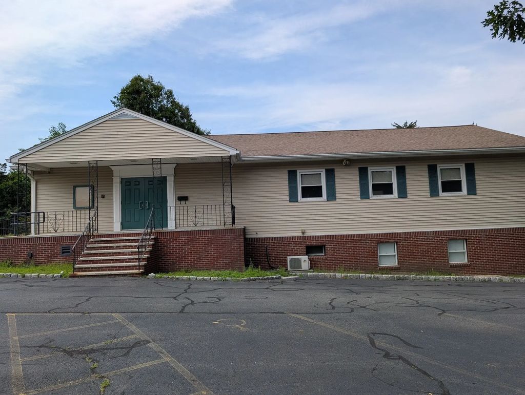 136 Winn Street, Burlington