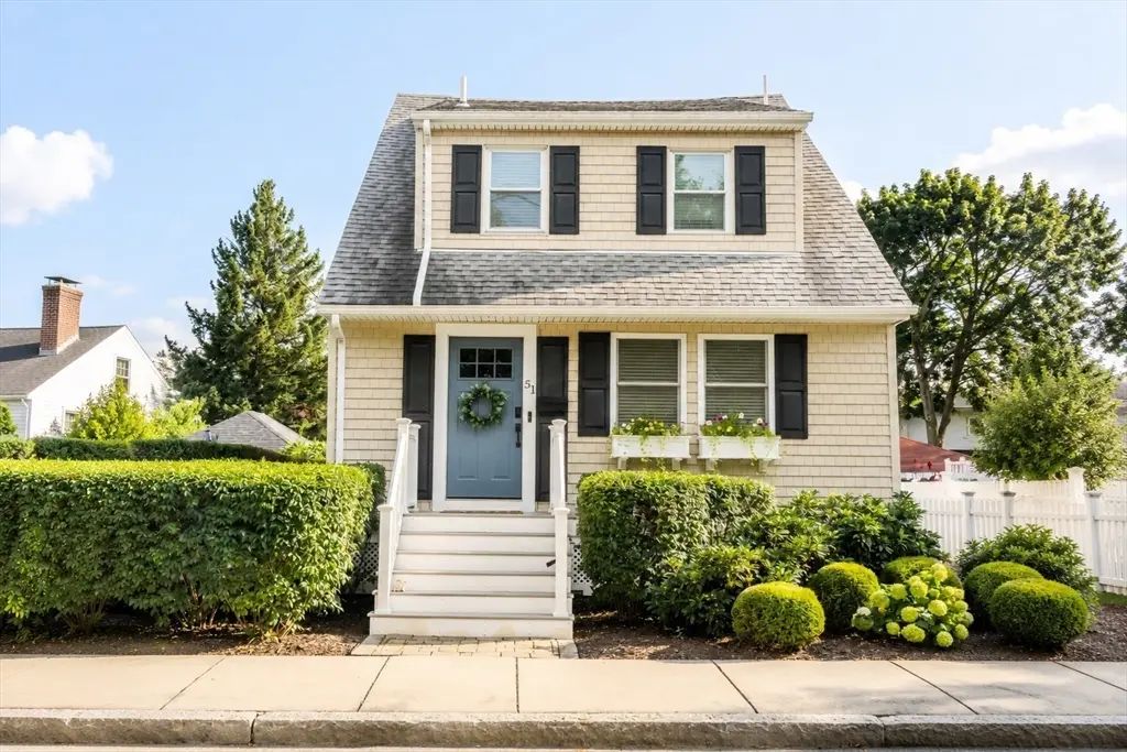 51 Woodrow Ave, Medford