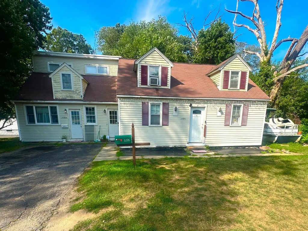 1495 Grafton Rd, Millbury