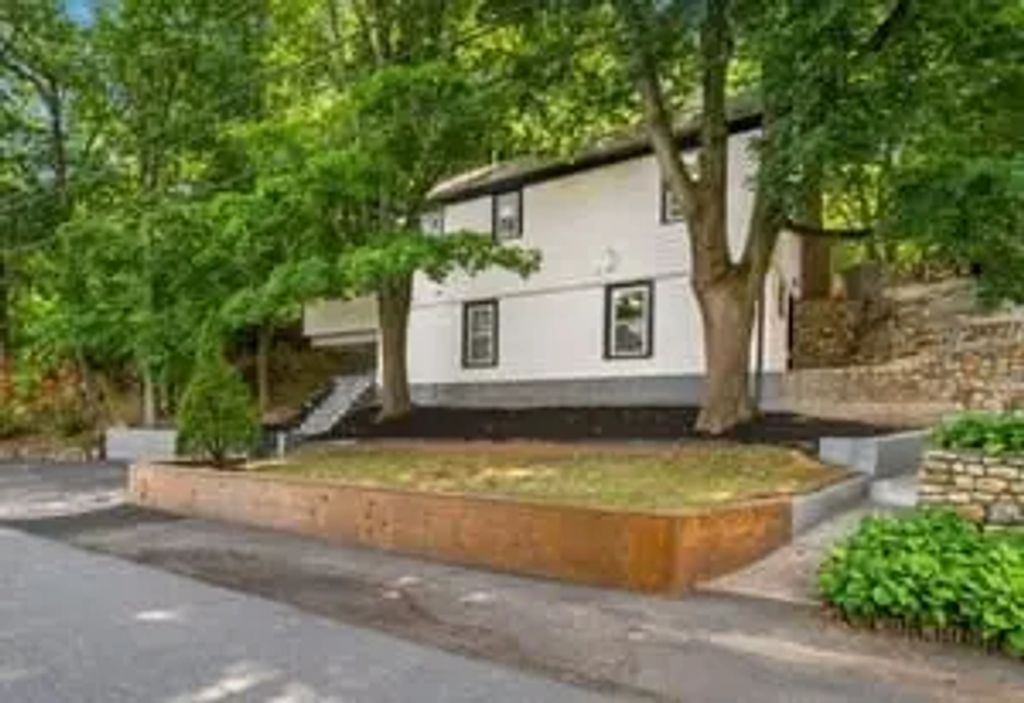 9 Walden Pond Ave, Saugus
