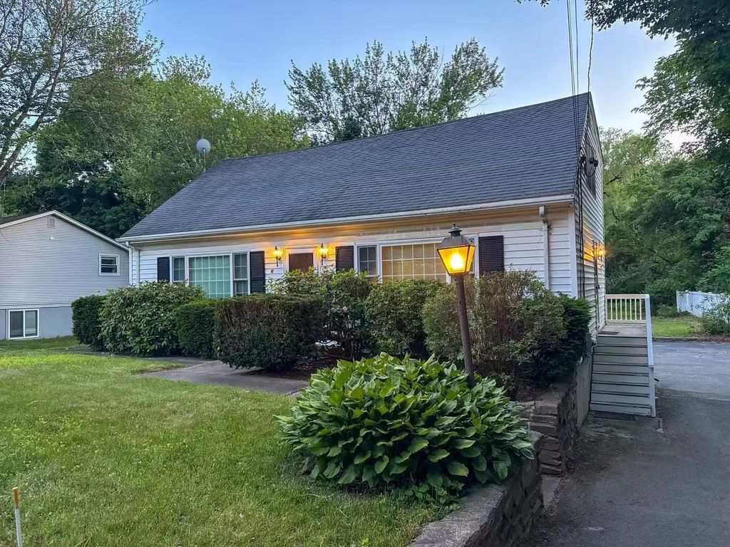 112 Marlboro Rd, Southborough