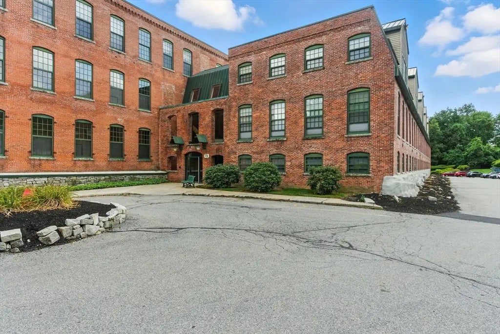 71 Princeton St #303, Chelmsford