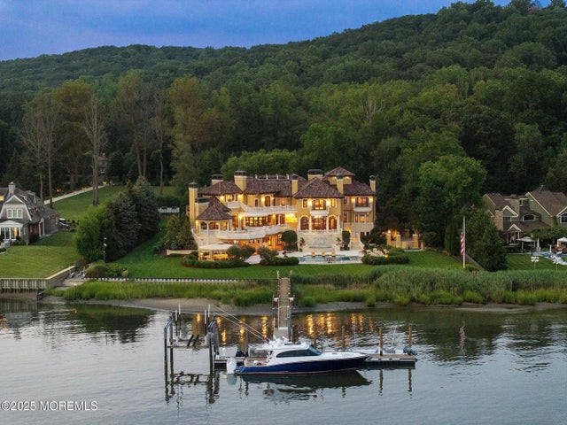 18 Clay Court, Rumson