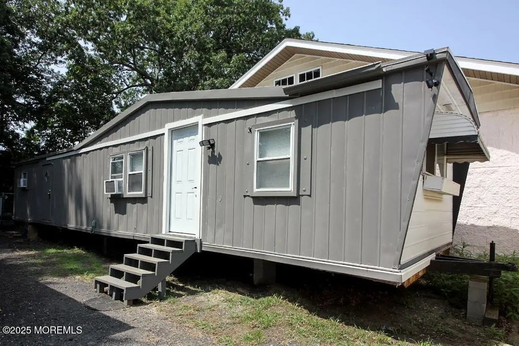 Windeler Road, Howell