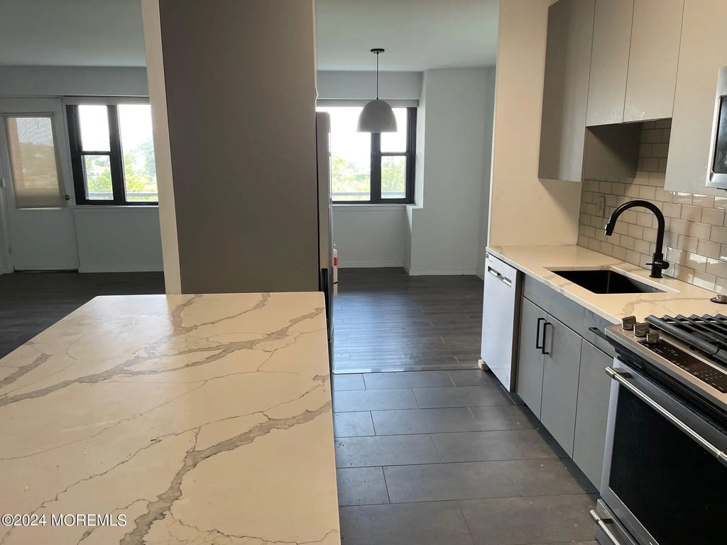 10 Ocean Boulevard 4d, Atlantic Highlands