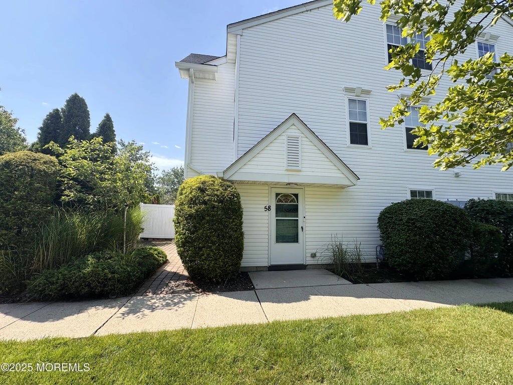 58 Madison Court, Tinton Falls