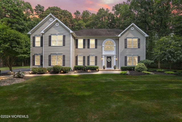 8 Iroquois Court, Colts Neck