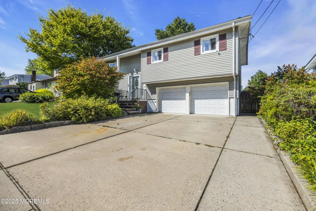 17 Heather Drive, Old Bridge