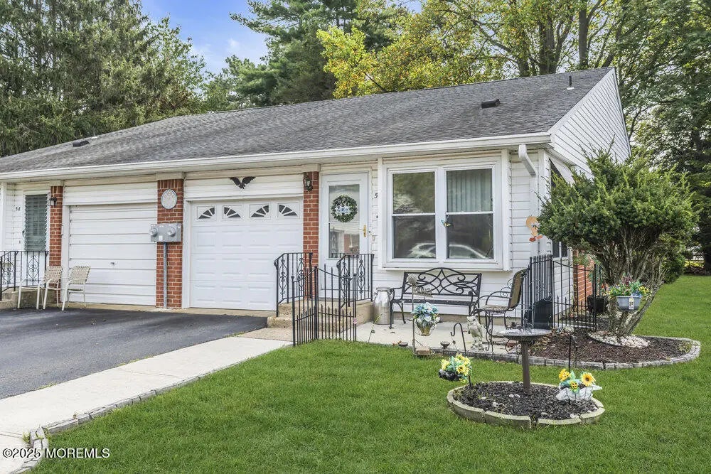 5 Quaker Lane B, Whiting