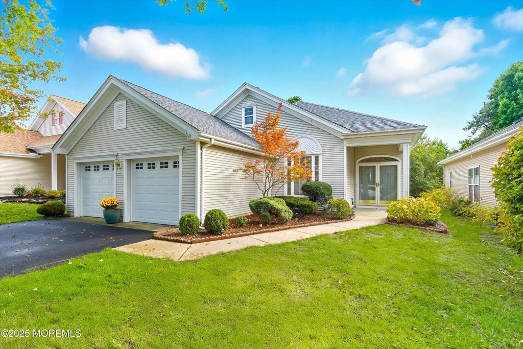 16 Greenways Lane, Lakewood