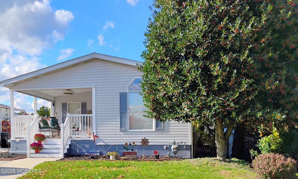 26 Pine Ridge Boulevard, Whiting