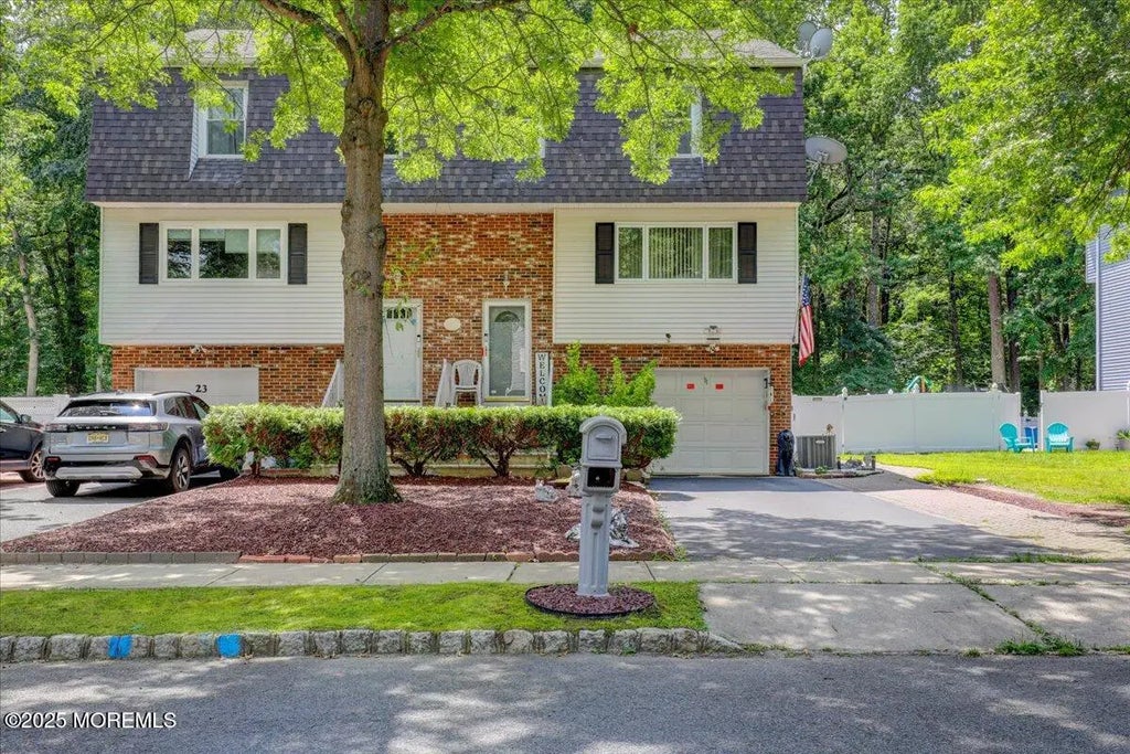 21 Lone Star Lane, Manalapan