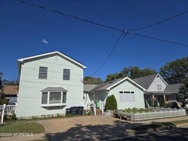 1024 17th Avenue, Wall