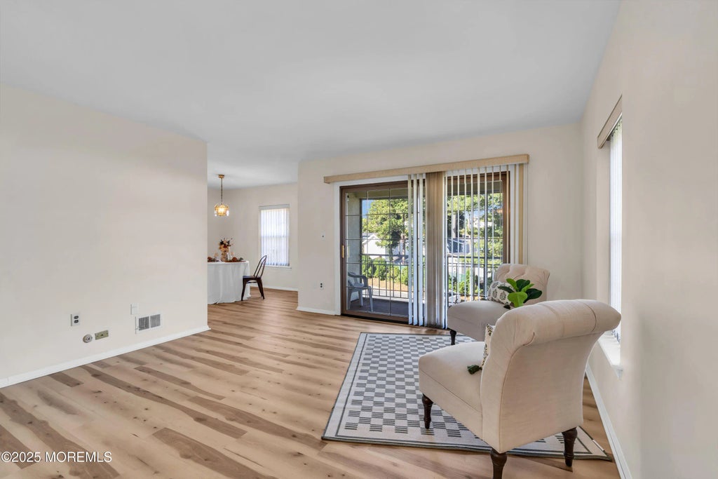 1838 State Route 35 80, Wall