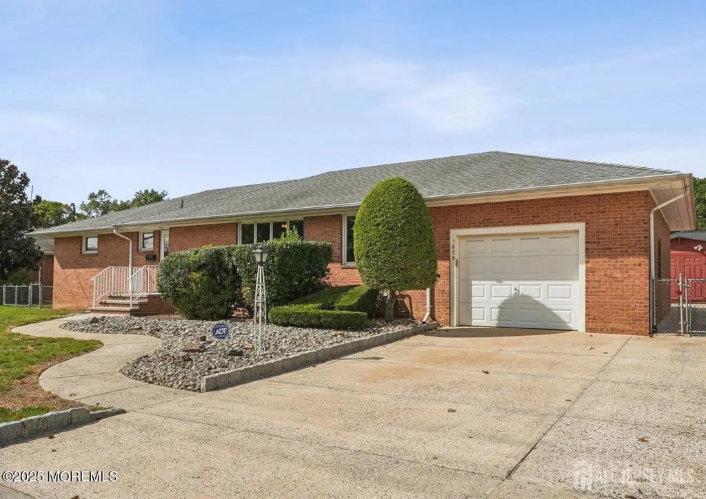 1075 Bordentown Avenue, Parlin