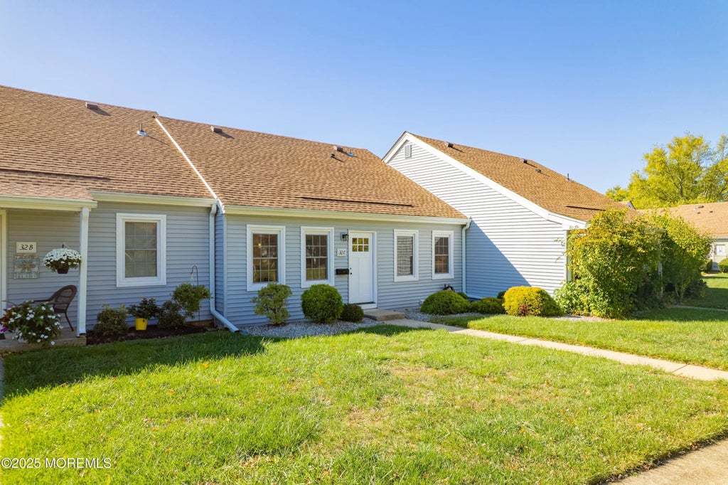 32 Plaza De Las Lobos C, Freehold