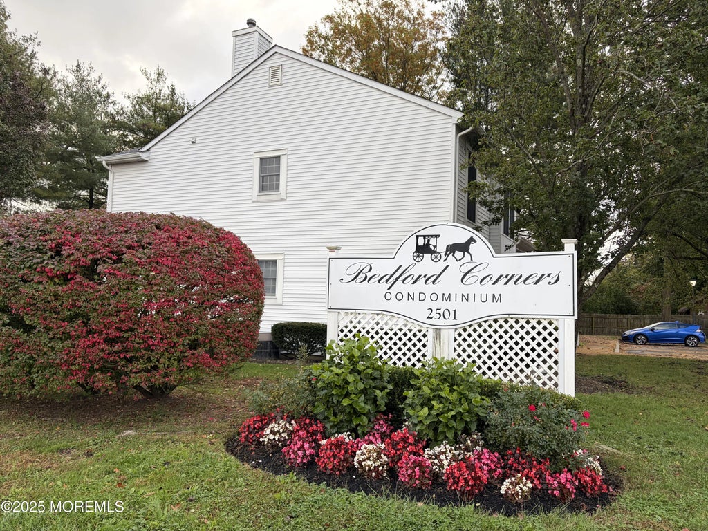 2501 Bedford Corners Lane 11, Wall