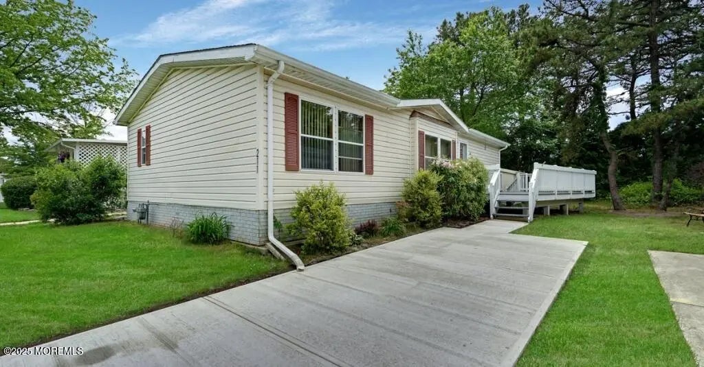 211 Holly Court, Whiting