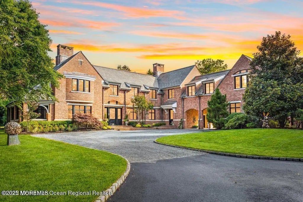 18 Sheraton Lane, Rumson