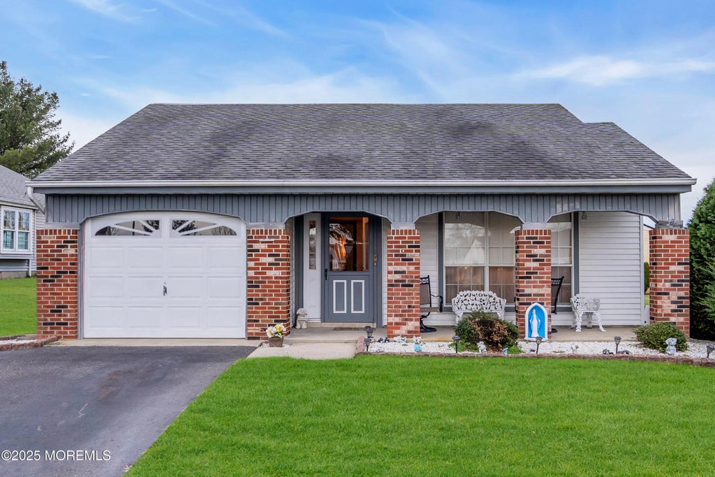 139 Buckingham Drive N, Manchester