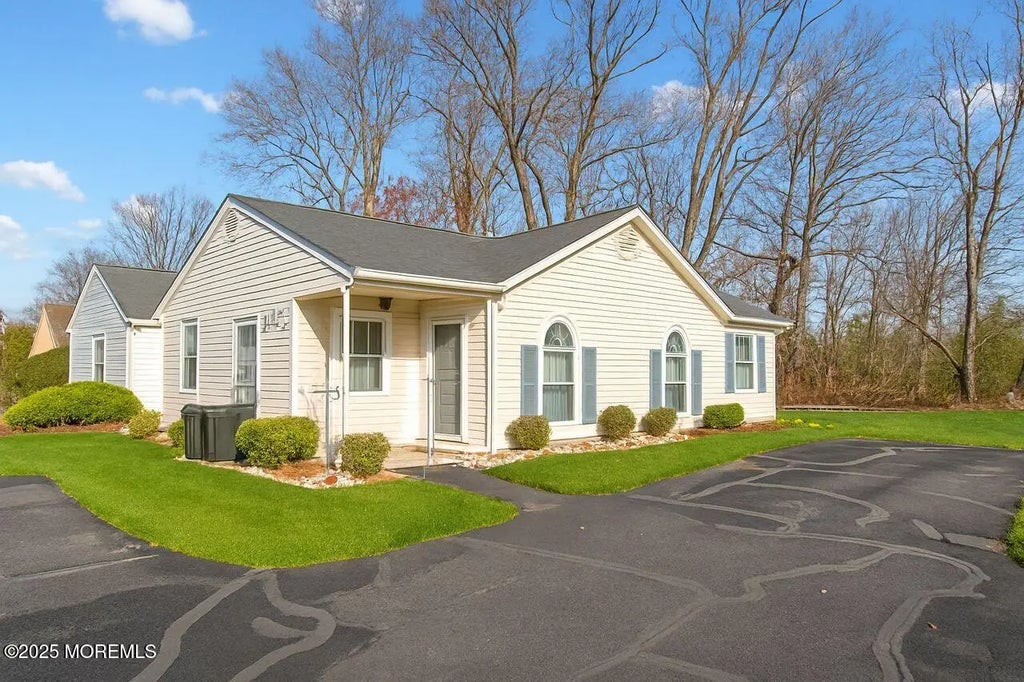 35 Ivy Ridge Close, Freehold