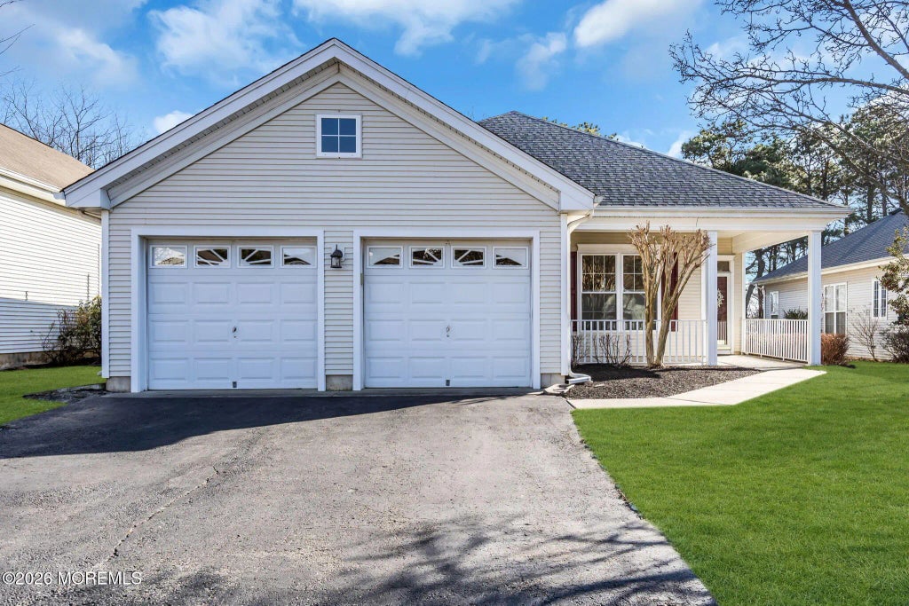 19 Goldenedge Way, Lakewood