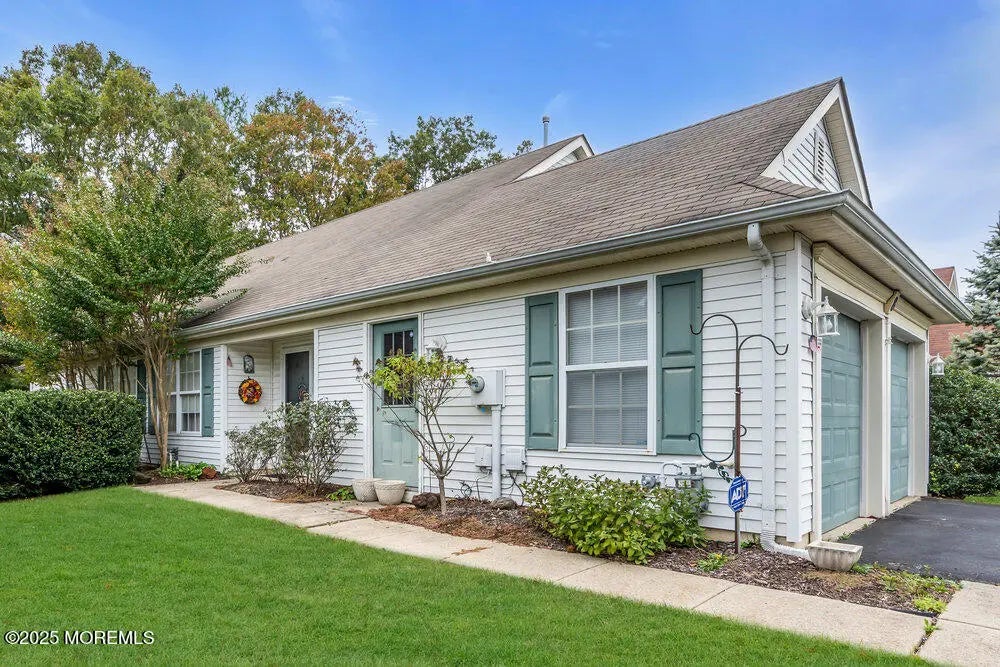 8 Schoolhouse Lane, Lakewood