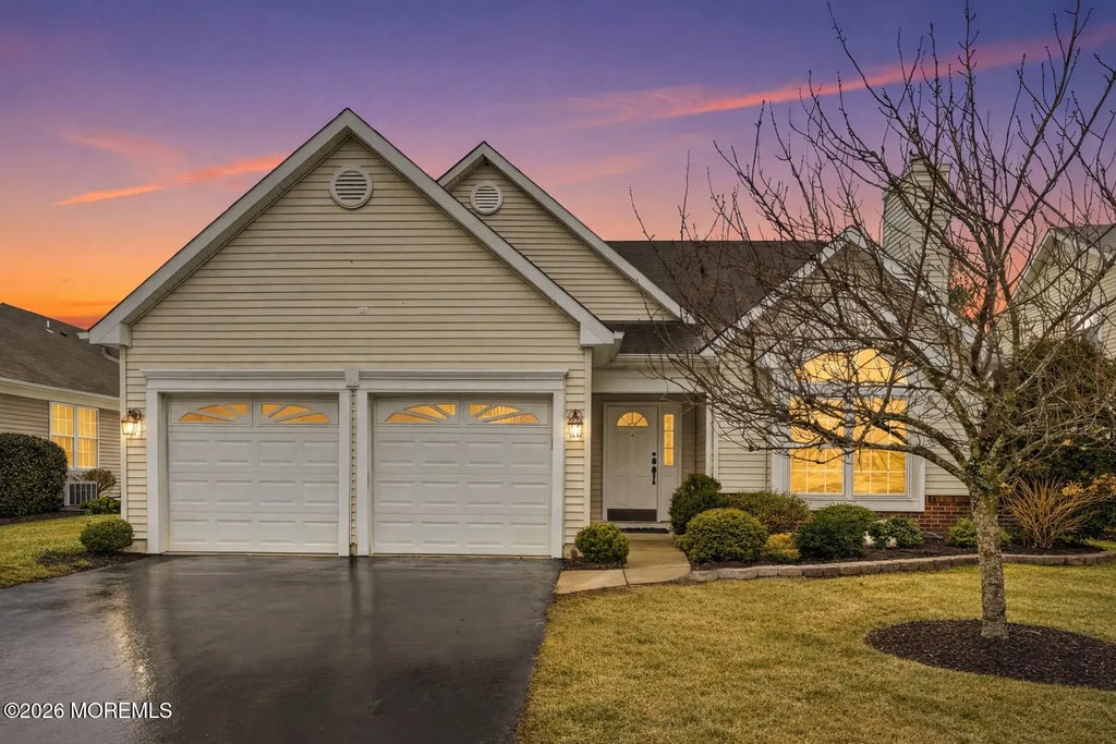 8 Casco Court, Lakewood