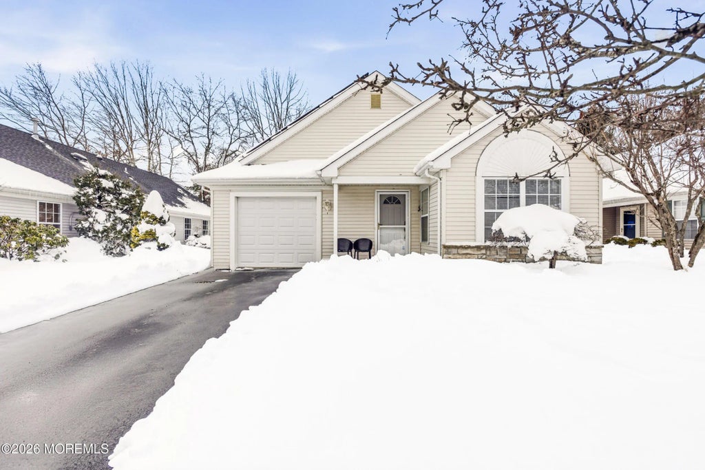 4 Schoolhouse Lane, Lakewood