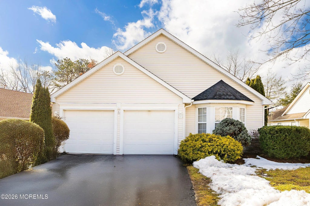 14 Oakmont Road, Lakewood