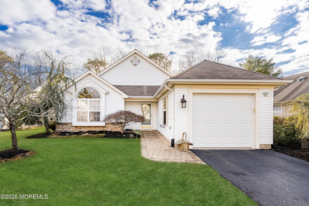 23 Pine Hollow Lane, Lakewood