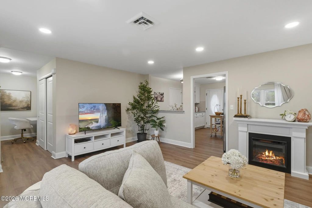 646 B Plymouth Drive, Lakewood