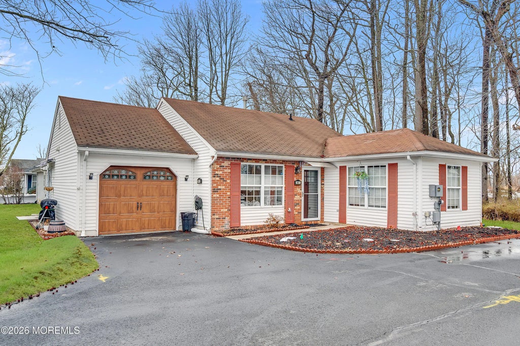 67 Farnworth Close 1000, Freehold