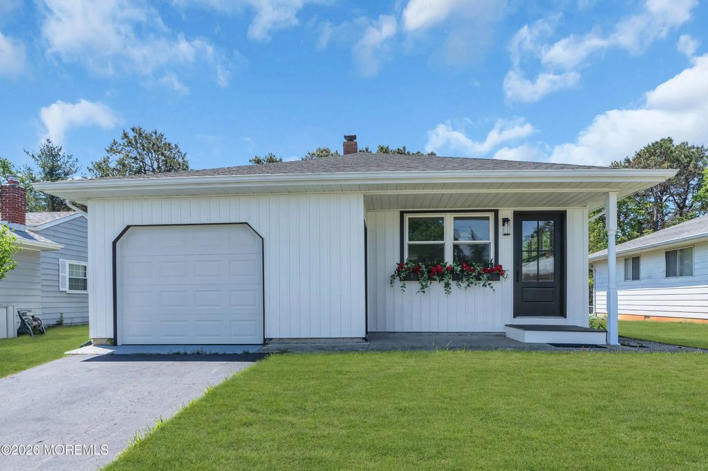 404 Jamaica Boulevard, Toms River