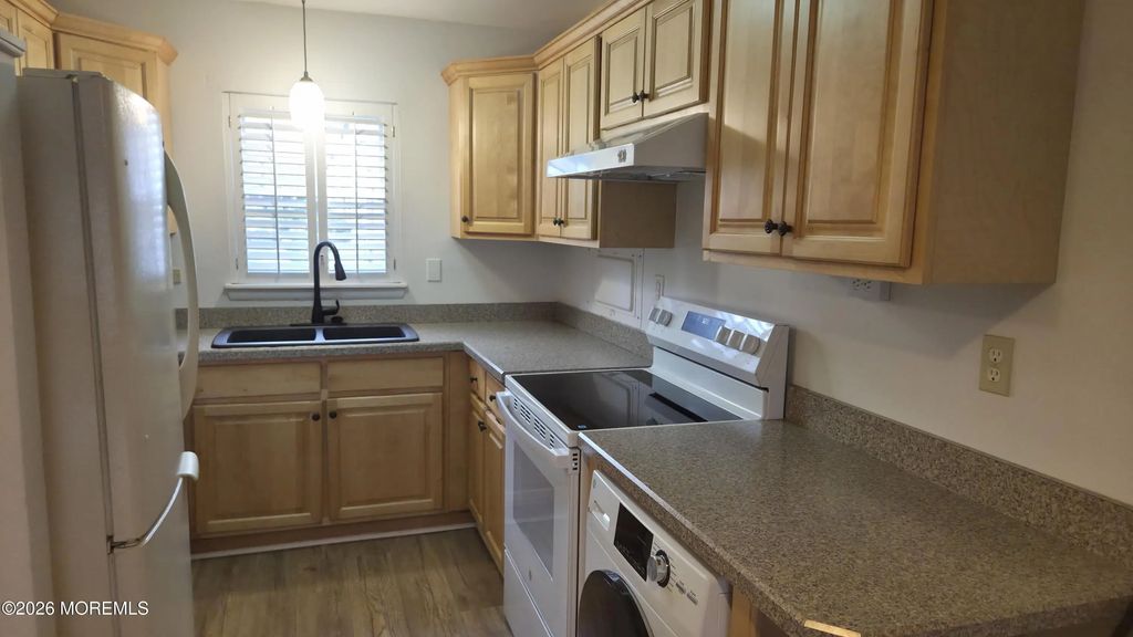 47 Cambridge Court E, Lakewood