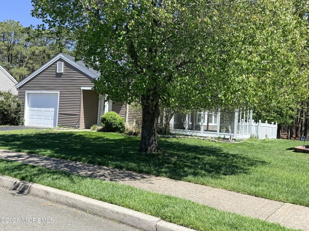 13 Abbey Court, Forked River