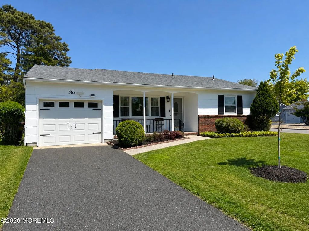 2 Brakenbury Drive, Toms River