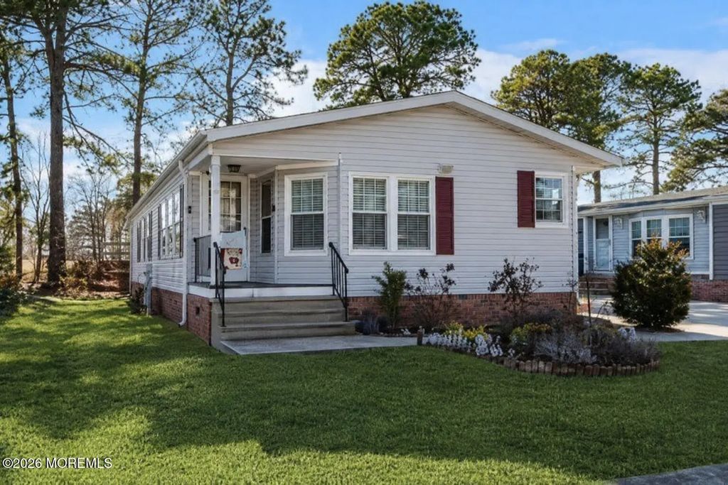 114 Briarwood Court, Whiting