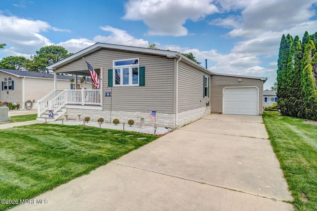902 Oak Ridge Terrace, Whiting