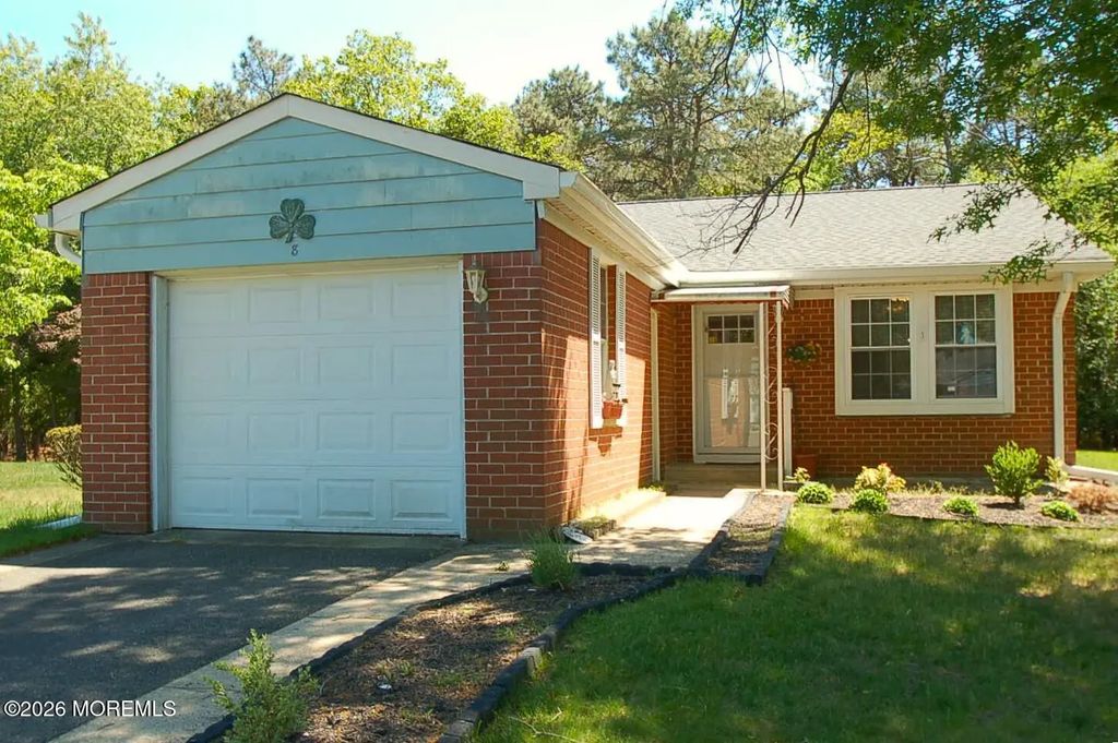 8 Revere Court, Whiting