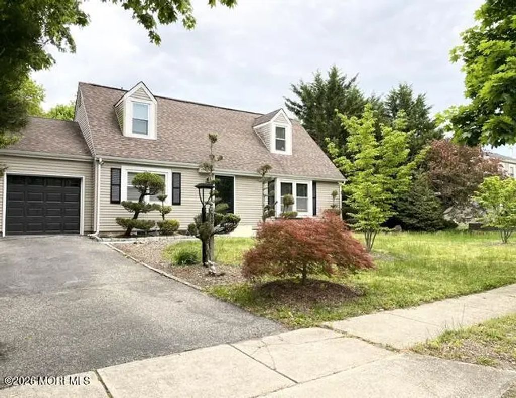 28 Westwood Drive, Bayville